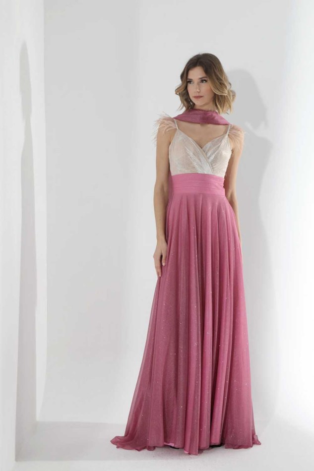 Ένα υπέροχο φόρεμα με ρομαντική διάθεση και πριγκιπικό στυλ. 
